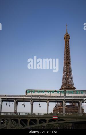 Eiffelturm von Bateaux Mouches auf der seine-Paris-Frankreich-Europa aus gesehen Stockfoto