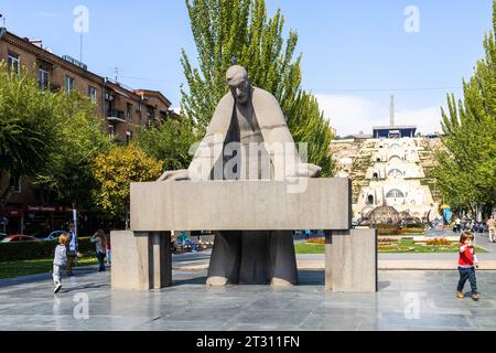 Jerewan, Armenien - 1. Oktober 2023: Denkmal für Alexander Tamanyan auf dem Boulevard in Jerewan an sonnigem Tag. Sie wurde 1974 vom Bildhauer Hovse errichtet Stockfoto