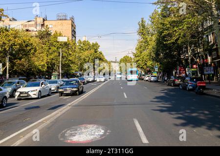 Jerewan, Armenien - 1. Oktober 2023: Blick auf die Mesrop Maschtots Avenue im Bezirk Kentron der Stadt Jerewan am sonnigen Herbsttag Stockfoto