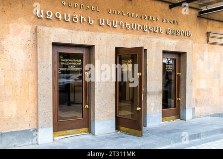 Jerewan, Armenien - 1. Oktober 2023: Eintritt in das nationale akademische Theater, benannt nach Gabriel Sundukyan in der Stadt Jerewan Stockfoto