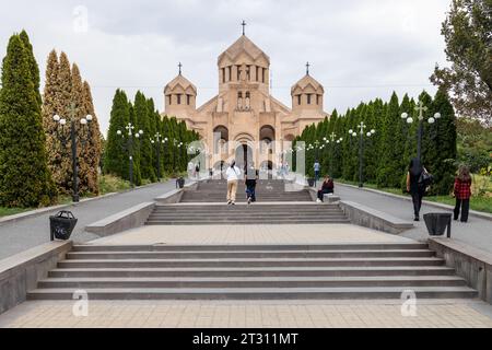 Jerewan, Armenien - 1. Oktober 2023: Die Menschen gehen an einem bewölkten Herbsttag in die Kathedrale St. Gregor, die Illuminatorenkathedrale in Jerewan Stockfoto