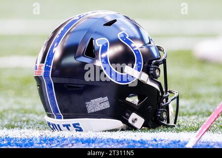 Indianapolis, Indiana, USA. Oktober 2023. Eine allgemeine Ansicht des Indianapolis Colts Indiana Nights Helms während des Vorspiels gegen die Cleveland Browns im Lucas Oil Stadium in Indianapolis, Indiana. John Mersits/CSM/Alamy Live News Stockfoto