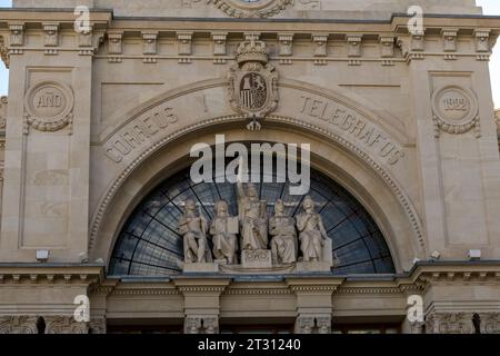 Valencia, Spanien - 23. September 2023: Kommunikationspalast auf dem Rathausplatz. Frontalaufnahme mit der imposanten Fassade. Stockfoto