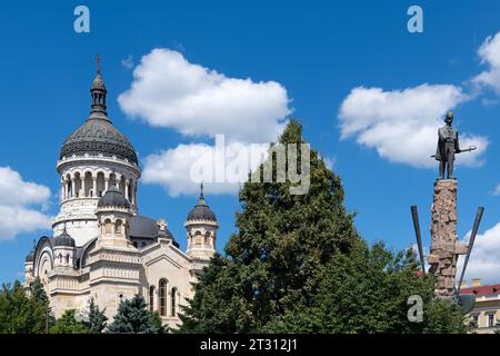 Dormition der Mutter Gottes Metropolitan Cathedral in Cluj-Napoca (Rumänien) und die Statue von Avram Iancu Stockfoto