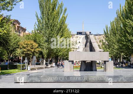 Jerewan, Armenien - 14. September 2023: Denkmal für Alexander Tamanyan in der Nähe des Kaskadenkomplexes in Jerewan am sonnigen Tag. Sie wurde 1974 von der scu errichtet Stockfoto