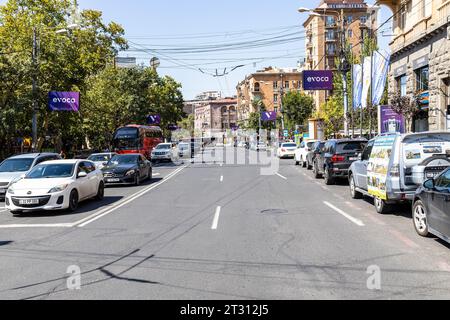 Jerewan, Armenien - 14. September 2023: Blick auf die Moskowyan Straße im zentralen Stadtteil Kentron der Stadt Jerewan am sonnigen Herbsttag Stockfoto
