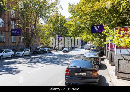 Jerewan, Armenien - 14. September 2023: Blick auf die Teryan Straße im zentralen Stadtteil Kentron der Stadt Jerewan am sonnigen Herbsttag Stockfoto