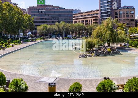 Jerewan, Armenien - 14. September 2023: Schwanensee dekorative Wasserkuppe im zentralen Stadtteil Kentron der Stadt Jerewan am sonnigen Herbsttag Stockfoto
