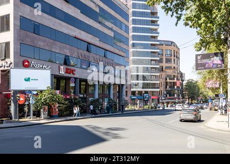 Jerewan, Armenien - 14. September 2023: Blick auf die Tumanyan-Straße im zentralen Stadtteil Kentron der Stadt Jerewan am sonnigen Herbsttag Stockfoto