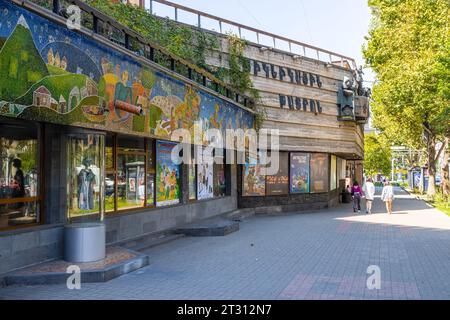 Jerewan, Armenien - 14. September 2023: Bau des Hovhannes-Tumanyan-Puppentheaters von Jerewan an der Sajat-Nova-Allee in Jerewan am Herbsttag Stockfoto