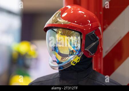 Feuerwehrhelm mit Schutzvisier. Stockfoto