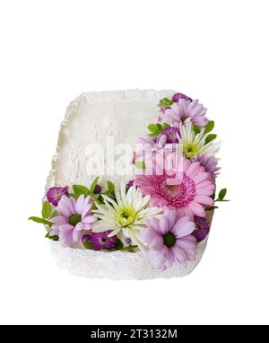 Weißer rechteckiger cremefarbener Kuchen mit Spitze und frischen Blumen, isoliert auf weißem Hintergrund Stockfoto