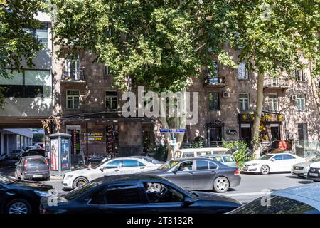 Jerewan, Armenien - 14. September 2023: Autoverkehr auf der Sajat-nova Avenue im zentralen Stadtteil Kentron der Stadt Jerewan am sonnigen Herbsttag Stockfoto