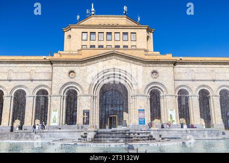 Jerewan, Armenien - 14. September 2023: Brunnen und Geschichtsmuseum von Armenien und Nationalgalerie von Armenien auf dem Platz der Republik im Zentrum von Kentron di Stockfoto