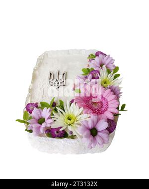 Weißer rechteckiger cremefarbener Kuchen mit Spitze und frischen Blumen, isoliert auf weißem Hintergrund Stockfoto