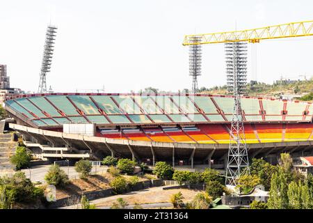 Jerewan, Armenien - 29. September 2023: arena des Hrazdan-Stadions in der Hrazdan-Schlucht im zentralen Stadtteil Kentron der Stadt Jerewan am sonnigen Herbsttag Stockfoto