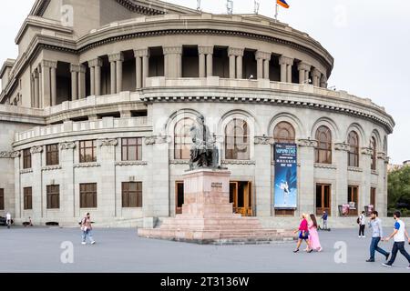 Jerewan, Armenien - 14. September 2023: Blick auf das Denkmal für Hovhannes Tumanyan und das Jerewan Opera Theatre (Alexander Spendiaryan National Academic Opera) Stockfoto