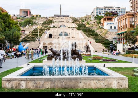 Jerewan, Armenien - 29. September 2023: Brunnen und Skulpturen auf dem Boulevard der Tamanyan Straße in der Nähe der Kaskadentreppen in Jerewan im Herbst Stockfoto