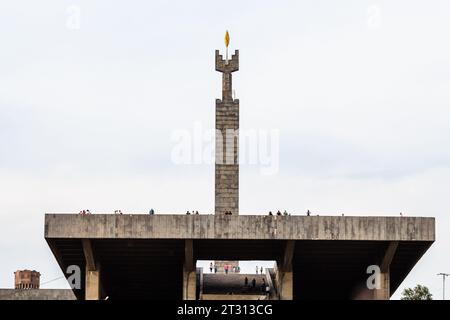 Jerewan, Armenien - 29. September 2023: Der Blick auf den Obelisken belebte Armenien in Jerewan Stadt in der Herbstdämmerung. Die Autoren des Denkmals sind Architekten Stockfoto