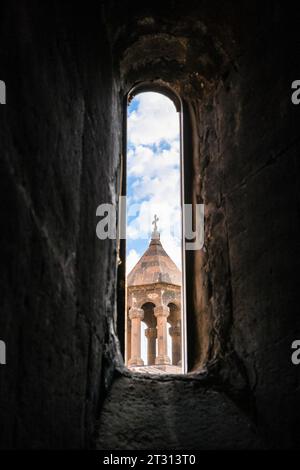 Khor Virap, Armenien - 30. September 2023: Blick auf die Kirche der Heiligen Mutter Gottes (Surb Astvatzatzatzin) von der Basilika im Chor Virap Kloster auf sonniger Sonne Stockfoto