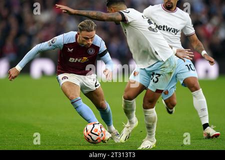 Matty Cash von Aston Villa (links) und Emerson Palmieri von West Ham United kämpfen um den Ball während des Premier League-Spiels im Villa Park, Birmingham. Bilddatum: Sonntag, 22. Oktober 2023. Stockfoto