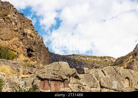 Goght, Armenien - 30. September 2023: Khachkars und Höhlen in Klippen im Kloster Geghard im oberen Azat-Tal am sonnigen Herbsttag. Geghard ist aufgeführt Stockfoto
