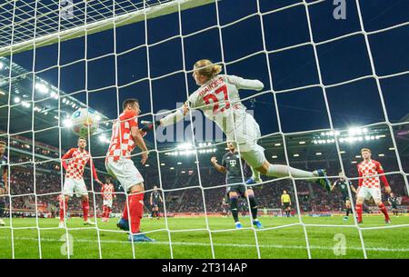 Harry Kane, FCB 9 Punkte, schießt 0-2 Tor, Tor, Treffer, Torschuss, gegen Robin ZENTNER, Torwart MZ 27 in Match 1. FSV MAINZ 05 - FC BAYERN MÜNCHEN 1-3 am 21. Oktober 2023 in Mainz. Saison 2023/2024, 1.Bundesliga, FCB, München, Spieltag 8, 8.Spieltag © Peter Schatz / Alamy Live News - DFL-VORSCHRIFTEN VERBIETEN DIE VERWENDUNG VON FOTOGRAFIEN als BILDSEQUENZEN und/oder QUASI-VIDEO - Stockfoto