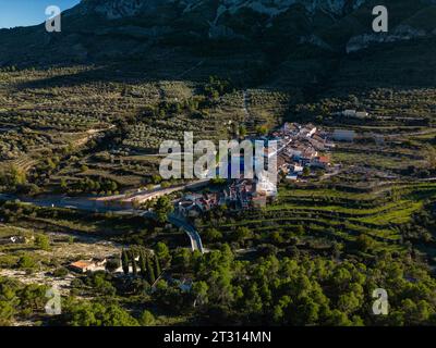 Luftaufnahme des Dorfes Famorca, Comarca von Comtat, Provinz Alicante, Comunidad Valenciana, Spanien – Stockfoto Stockfoto