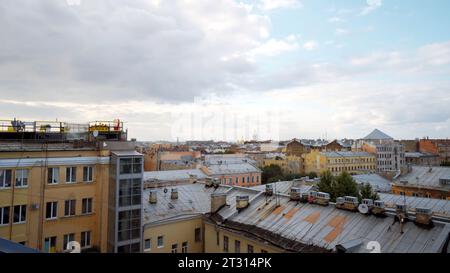 Luftaufnahme einer Stadt im Süden des Sommers auf einem bewölkten Himmel. Aktion. Viele Dächer von Gebäuden. Stockfoto