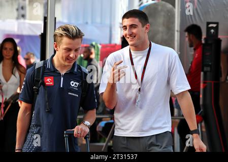 Austin, USA. Oktober 2023. (L bis R): Liam Lawson (NZL) AlphaTauri Reserve Driver mit Jack Doohan (aus) Alpine F1 Team Reserve Driver. Formel-1-Weltmeisterschaft, Rd 19, großer Preis der Vereinigten Staaten, Sonntag, 22. Oktober 2023. Circuit of the Americas, Austin, Texas, USA. Quelle: James Moy/Alamy Live News Stockfoto