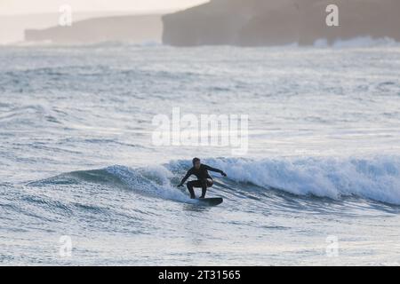 Orkney, Großbritannien. Oktober 2023. Am Ende von Storm Babet gibt es einige gute Surfwellen, wie dieser Surfer zeigt, während er heute Nachmittag in Dingyshowe Bay, Orkney, auf den Wellen reitet. Quelle: Peter Lopeman/Alamy Live News Stockfoto