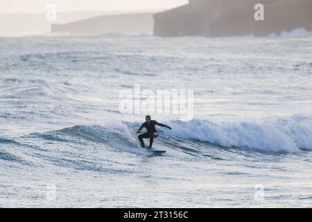 Orkney, Großbritannien. Oktober 2023. Am Ende von Storm Babet gibt es einige gute Surfwellen, wie dieser Surfer zeigt, während er heute Nachmittag in Dingyshowe Bay, Orkney, auf den Wellen reitet. Quelle: Peter Lopeman/Alamy Live News Stockfoto