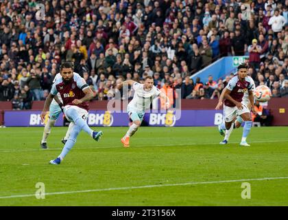 Birmingham, Großbritannien. Oktober 2023. Douglas Luiz von Aston Villa erzielte seinen zweiten Platz im Elfmeterschießen während des Premier League-Spiels im Villa Park, Birmingham. Der Bildnachweis sollte lauten: Andrew Yates/Sportimage Credit: Sportimage Ltd/Alamy Live News Stockfoto