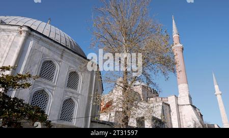 Flachwinkelansicht einer weißen Moschee mit Minaretten. Aktion. Religion und Architektur. Stockfoto