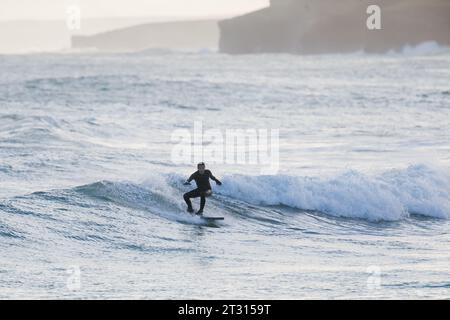 Orkney, Großbritannien. Oktober 2023. Am Ende von Storm Babet gibt es einige gute Surfwellen, wie dieser Surfer zeigt, während er heute Nachmittag in Dingyshowe Bay, Orkney, auf den Wellen reitet. Quelle: Peter Lopeman/Alamy Live News Stockfoto