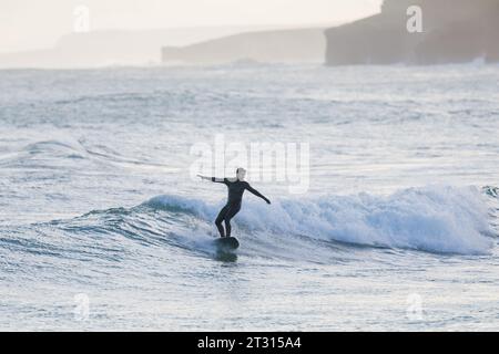 Orkney, Großbritannien. Oktober 2023. Am Ende von Storm Babet gibt es einige gute Surfwellen, wie dieser Surfer zeigt, während er heute Nachmittag in Dingyshowe Bay, Orkney, auf den Wellen reitet. Quelle: Peter Lopeman/Alamy Live News Stockfoto