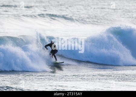 Orkney, Großbritannien. Oktober 2023. Am Ende von Storm Babet gibt es einige gute Surfwellen, wie dieser Surfer zeigt, während er heute Nachmittag in Dingyshowe Bay, Orkney, auf den Wellen reitet. Quelle: Peter Lopeman/Alamy Live News Stockfoto