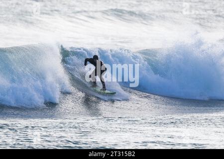 Orkney, Großbritannien. Oktober 2023. Am Ende von Storm Babet gibt es einige gute Surfwellen, wie dieser Surfer zeigt, während er heute Nachmittag in Dingyshowe Bay, Orkney, auf den Wellen reitet. Quelle: Peter Lopeman/Alamy Live News Stockfoto