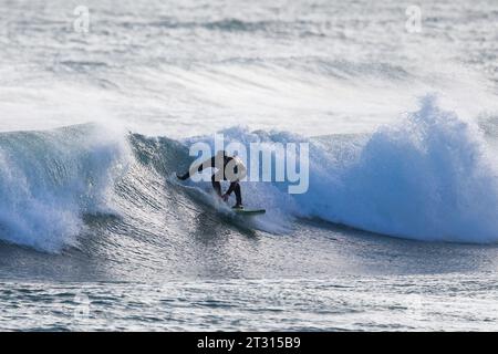 Orkney, Großbritannien. Oktober 2023. Am Ende von Storm Babet gibt es einige gute Surfwellen, wie dieser Surfer zeigt, während er heute Nachmittag in Dingyshowe Bay, Orkney, auf den Wellen reitet. Quelle: Peter Lopeman/Alamy Live News Stockfoto