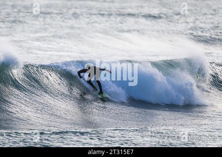 Orkney, Großbritannien. Oktober 2023. Am Ende von Storm Babet gibt es einige gute Surfwellen, wie dieser Surfer zeigt, während er heute Nachmittag in Dingyshowe Bay, Orkney, auf den Wellen reitet. Quelle: Peter Lopeman/Alamy Live News Stockfoto