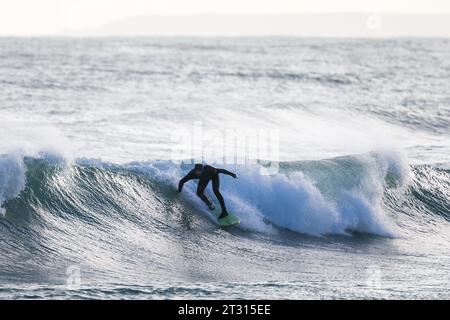 Orkney, Großbritannien. Oktober 2023. Am Ende von Storm Babet gibt es einige gute Surfwellen, wie dieser Surfer zeigt, während er heute Nachmittag in Dingyshowe Bay, Orkney, auf den Wellen reitet. Quelle: Peter Lopeman/Alamy Live News Stockfoto