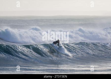 Orkney, Großbritannien. Oktober 2023. Am Ende von Storm Babet gibt es einige gute Surfwellen, wie dieser Surfer zeigt, während er heute Nachmittag in Dingyshowe Bay, Orkney, auf den Wellen reitet. Quelle: Peter Lopeman/Alamy Live News Stockfoto