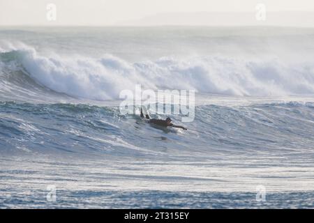 Orkney, Großbritannien. Oktober 2023. Am Ende von Storm Babet gibt es einige gute Surfwellen, wie dieser Surfer zeigt, während er heute Nachmittag in Dingyshowe Bay, Orkney, auf den Wellen reitet. Quelle: Peter Lopeman/Alamy Live News Stockfoto