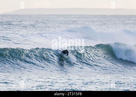 Orkney, Großbritannien. Oktober 2023. Am Ende von Storm Babet gibt es einige gute Surfwellen, wie dieser Surfer zeigt, während er heute Nachmittag in Dingyshowe Bay, Orkney, auf den Wellen reitet. Quelle: Peter Lopeman/Alamy Live News Stockfoto