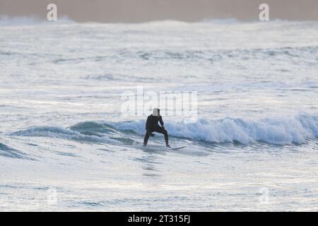 Orkney, Großbritannien. Oktober 2023. Am Ende von Storm Babet gibt es einige gute Surfwellen, wie dieser Surfer zeigt, während er heute Nachmittag in Dingyshowe Bay, Orkney, auf den Wellen reitet. Quelle: Peter Lopeman/Alamy Live News Stockfoto