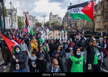 London, Großbritannien. Oktober 2023. Pro-palästinensische Demonstranten marschieren am Parlament vorbei, um die palästinensische Bevölkerung von Gaza zu unterstützen. An einem zweiten Wochenende in Folge fanden im ganzen Vereinigten Königreich Massenkundgebungen zur palästinensischen Solidarität statt, um ein Ende der israelischen Bombardierung des Gazastreifens zu fordern. Quelle: Mark Kerrison/Alamy Live News Stockfoto