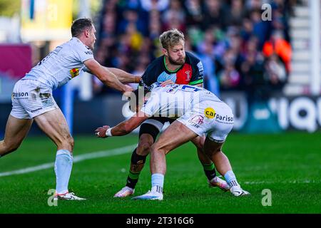 LONDON, VEREINIGTES KÖNIGREICH. Oktober 23. Tyrone Green of Harlequins (Mitte) wird am Sonntag, den 22. Oktober 2023, während Harlequins vs. Exeter Chiefs - Gallagher Premiership Rugby R2 im Stoop Stadium angeschlagen. LONDON ENGLAND. Quelle: Taka G Wu/Alamy Live News Stockfoto