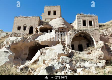 Der Blick auf alte Wohnhäuser über und in Höhlen in Uchisar Stadt, Kappadokien Region (Türkei). Stockfoto