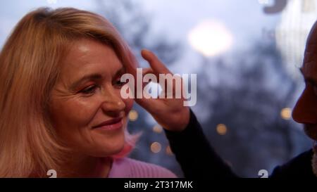 Glückliches, lächelndes Seniorenpaar, Mann und Frau sitzen im Restaurant bei einem Date. Archivmaterial. Fürsorgendes und liebevolles romantisches Erwachsenenpaar. Stockfoto