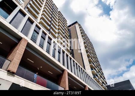 Bogota, Kolumbien - 6. Januar 2023: Wachwachen aus dem Außenflur eines Gebäudes im Viertel Chapinero Stockfoto